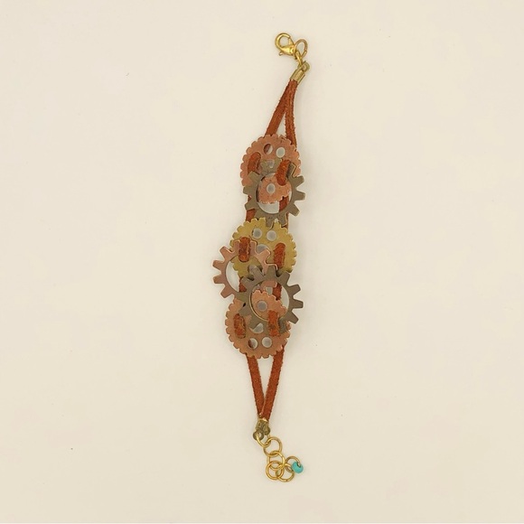 Steampunk gears and suede bracelet - Picture 4 of 10